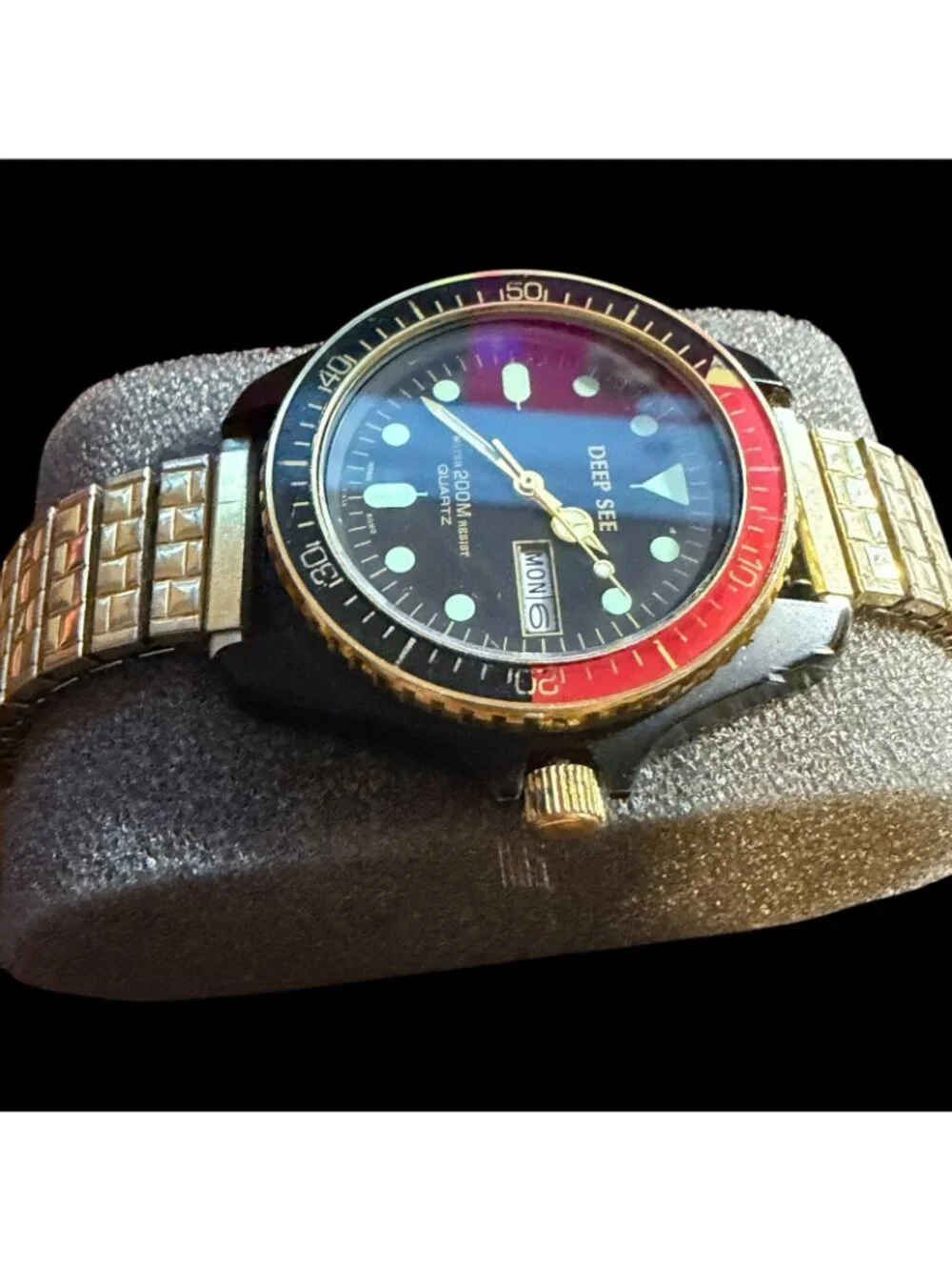Vintage DEEP SEE Quartz Diver Watch Day/Date Black Dial Gold Tone Expandable